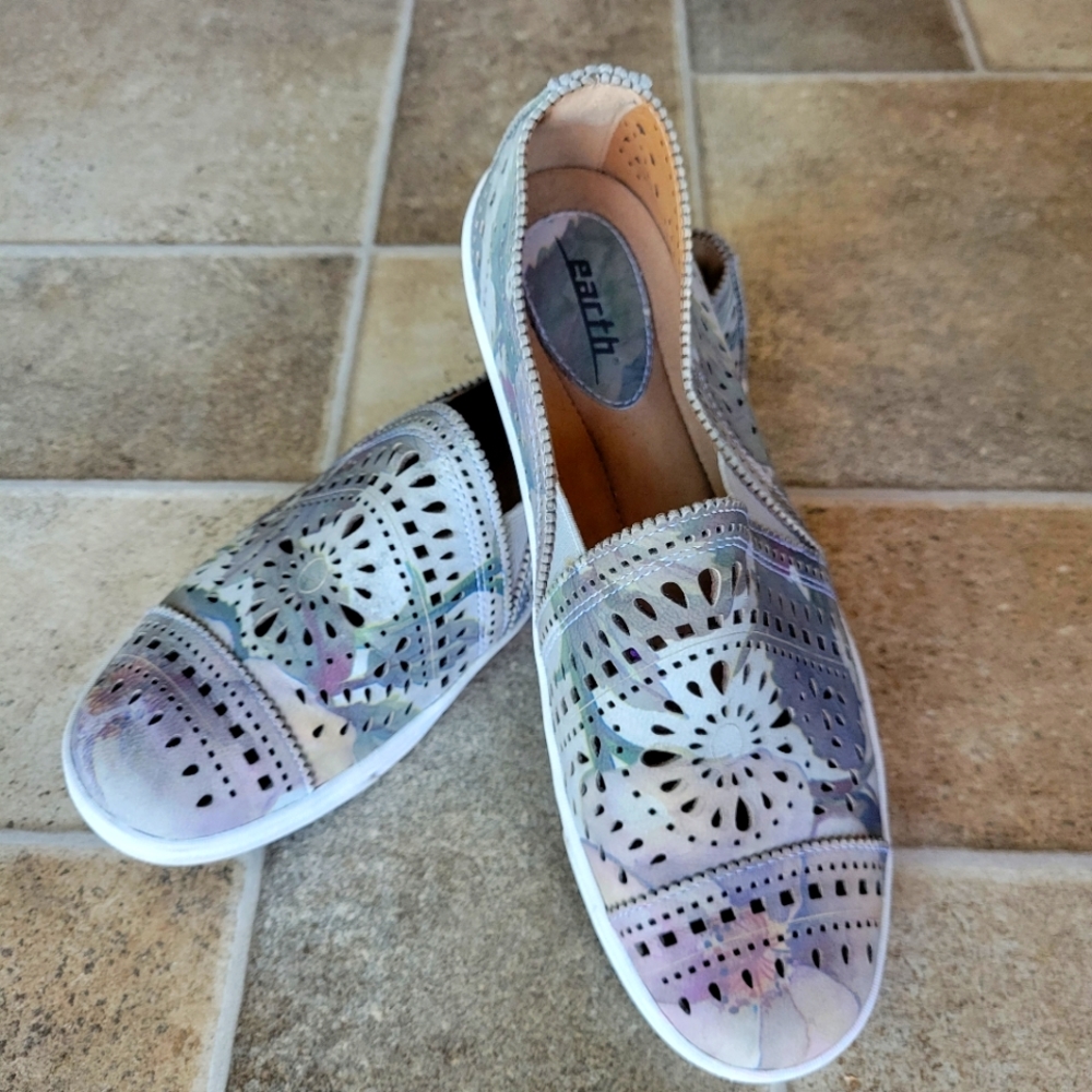 Sneakers with cut out detailing